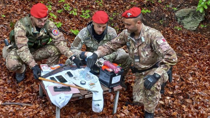 Senza sosta i controlli antidroga nei boschi dello spaccio nel Varesotto: a Valganna rinvenuti un fucile e mezzo chilo tra eroina, cocaina e hashish