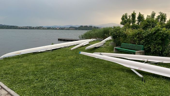 VIDEO - Paura davanti a Groppello per il maltempo: le barche dei giovani canottieri si ribaltano sul lago