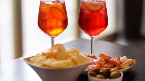 Aperitivo in Liguria? Una turista: «Da mangiare solo per tre. La Coca non dà diritto agli stuzzichini»