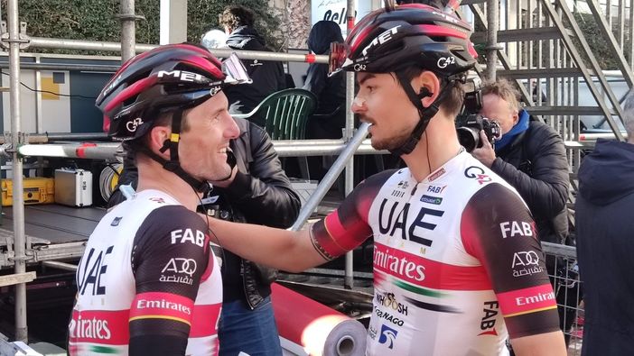 L'abbraccio del vincitore al compagno varesino Alessandro Covi, terzo e grande protagonista del Laigueglia e di questo inizio stagione
