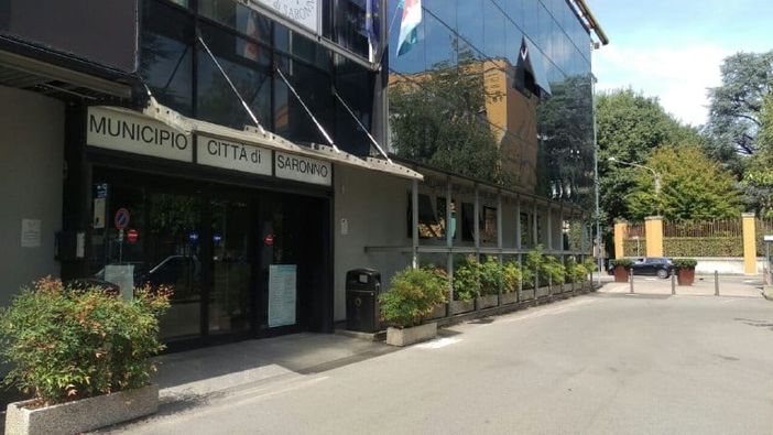 Saronno, passante aggredito a calci, pugni e bottigliate davanti al municipio