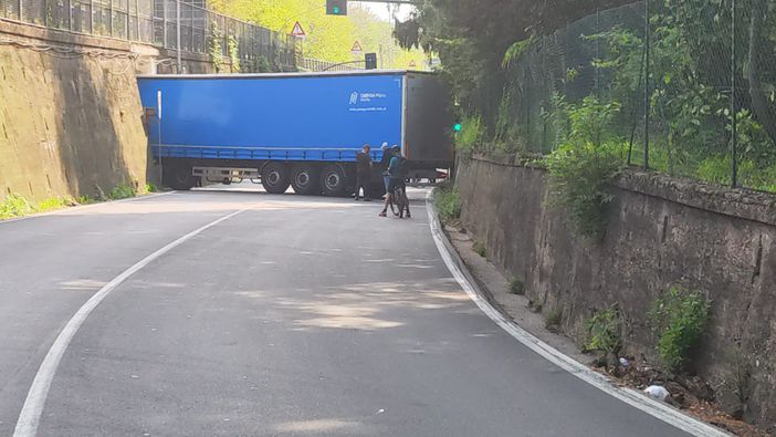 Tir incastrato al ponte per Schianno, viabilità in tilt per ore. Riaperta via Gasparotto