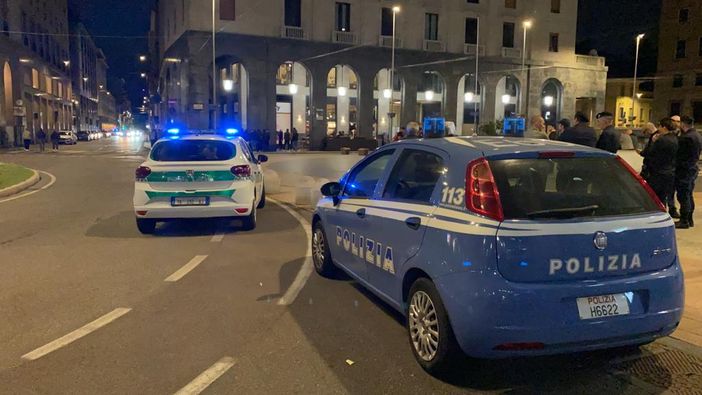 Le forze dell'ordine in piazza Monte Grappa la sera dello scorso 4 maggio in occasione dei festeggiamenti per lo scudetto del Napoli Le forze dell'ordine in piazza Monte Grappa la sera dello scorso 4 maggio in occasione dei festeggiamenti per lo scudetto del Napoli