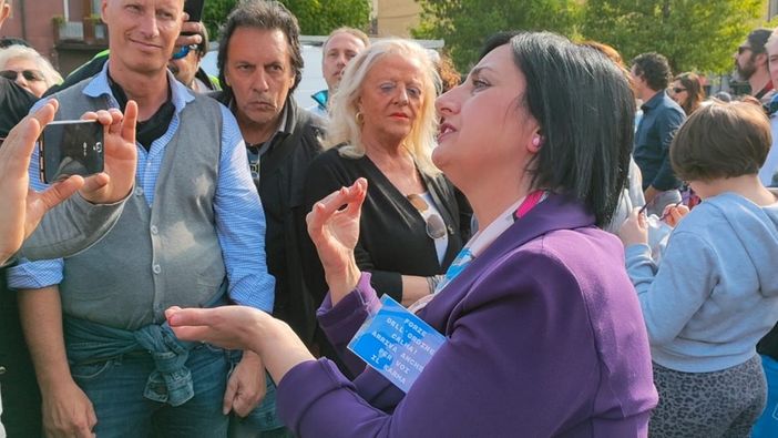 Torteria di Chivasso: folla, striscioni e dediche sui vetri per la titolare Rosanna Spatari. La vicinanza di Italexit e di Paragone (FOTO e VIDEO)