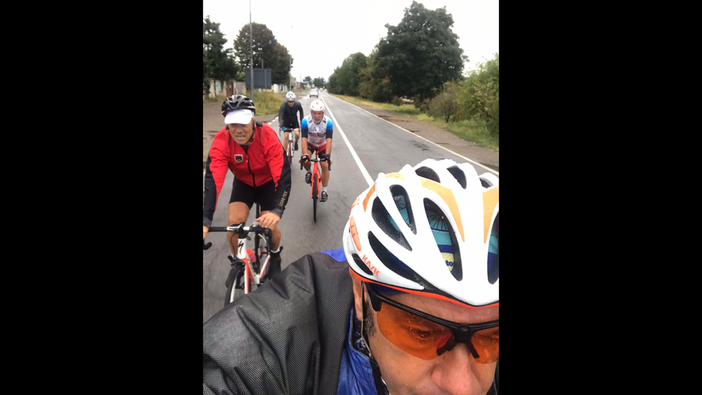 «I primi 173 chilometri fatti, anche controvento!» I ciclisti consegnano il gagliardetto di Legnano al &quot;sindaco di Coppi&quot;