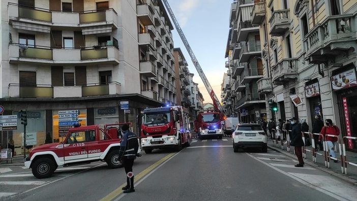 FOTO. Colonna di fumo e fiamme nel centro di Varese, vigili del fuoco in azione