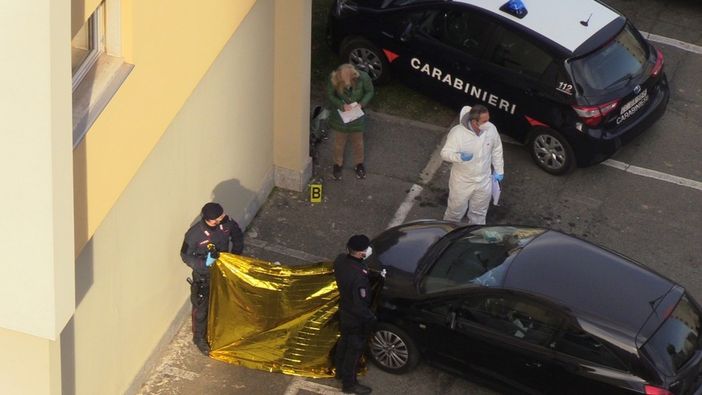 Dramma in via Pacini, soccorritori in azione Dramma in via Pacini, soccorritori in azione