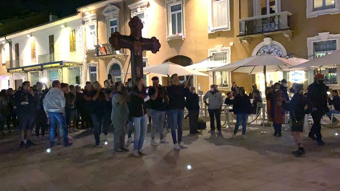 Flora, la gioia, la festa in una gelida sera di settembre