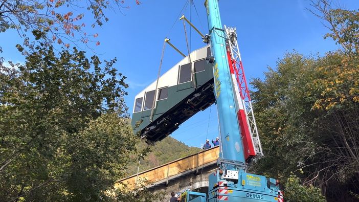 VIDEO e FOTO. Torna a casa la funicolare del Sacro Monte: posata la prima delle due cabine completamente rimessa a nuovo