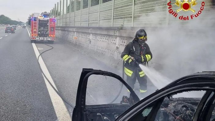 Auto in fiamme sull’autostrada A9, traffico difficoltoso a Origgio