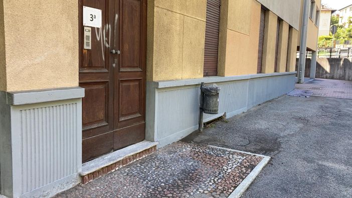 Un'altra missione compiuta dal consigliere Esposito, ripuliti i graffiti alla scuola di Bosto