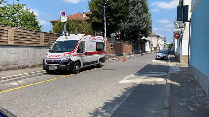 Il luogo dell'incidente in via Bellini, poco dopo l'intervento dei soccorsi