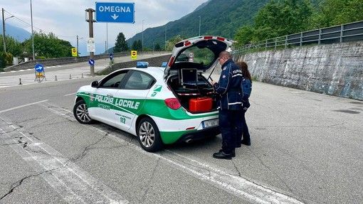 Sessantenne guida mentre si beve una birra: patente ritirata