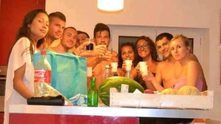 Valentina Di Mauro, quarta da destra, in un momento felice da giovanissima con i suoi amici: la ricorderemo per sempre così