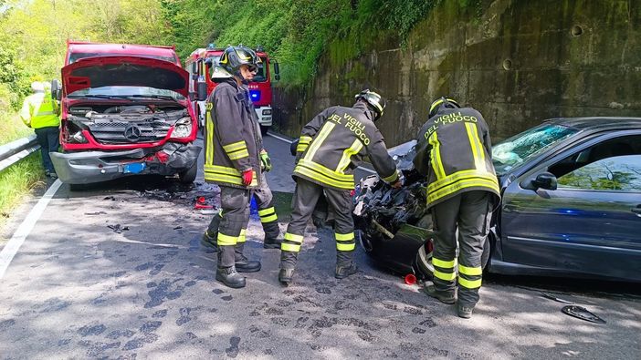 FOTO. Schianto tra un furgone e un'auto a Castelseprio, due persone portate al pronto soccorso FOTO. Schianto tra un furgone e un'auto a Castelseprio, due persone portate al pronto soccorso