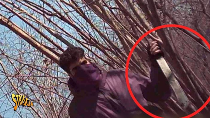Il pusher col machete minaccia il collaboratore di Striscia la Notizia Il pusher col machete minaccia il collaboratore di Striscia la Notizia