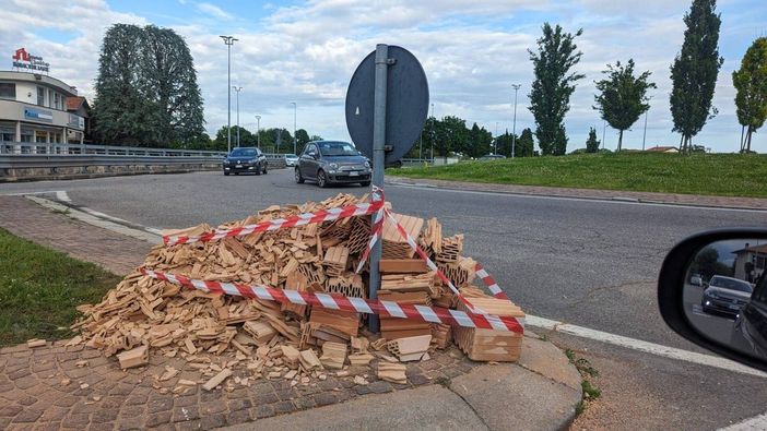 I mattoni persi sulla Saronno-Monza (foto da IlSaronno.it) I mattoni persi sulla Saronno-Monza (foto da IlSaronno.it)