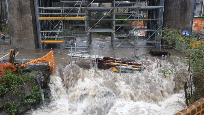FOTO. Maltempo, il torrente Viganella esonda e allaga un cantiere