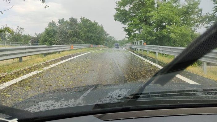 Le conseguenze della grandinata sul Gallaratese