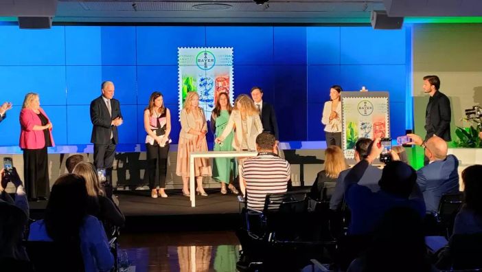 Eccellenze produttive, un francobollo celebra 125 anni Bayer in Italia