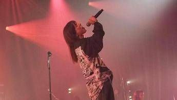 Angelina Mango torna a esibirsi, tra il pubblico di Roma c'è Maria De Filippi