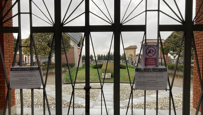 L'ingresso del cimitero di Gorla Maggiore e il cartello di divieto di accesso agli animali, ben visibile