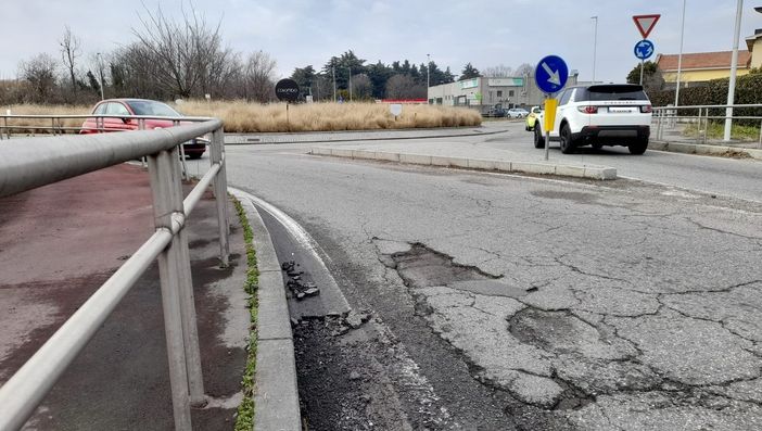 Una delle tante buche che si incontrano procedendo sul Sempione, verso Gallarate