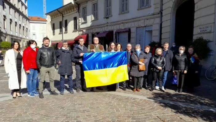 Politici gallaratesi e cittadini ucraini uniti dietro la bandiera gialloblu, al termine dell'incontro ospitato da palazzo Borghi