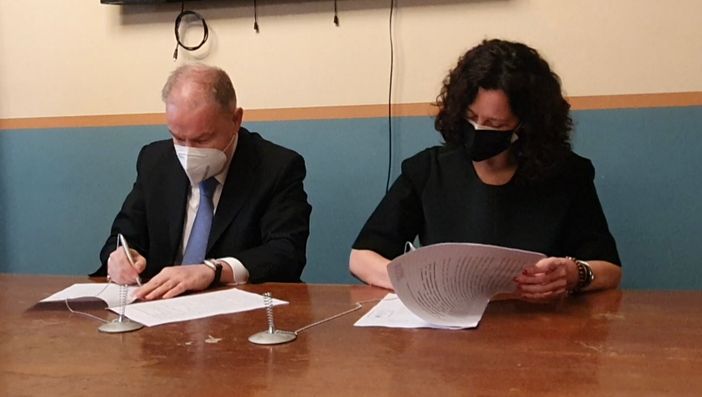 Siglata la convenzione tra amministrazione comunale e università. Sotto, i partecipanti alla conferenza stampa