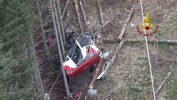 Strage alla funivia del Mottarone, tre persone arrestate: «Il "forchettone" inserito deliberatamente per aggirare un'anomalia»