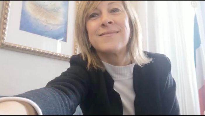 Il sindaco Cerini nel collegamento video con le Cuffie colorate Il sindaco Cerini nel collegamento video con le Cuffie colorate