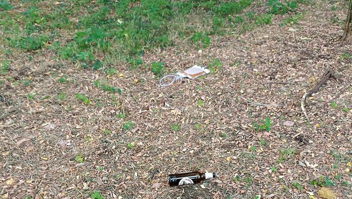 Ancora rifiuti vicino alla Cascina dei Poveri. Spunta persino una sacca di urina