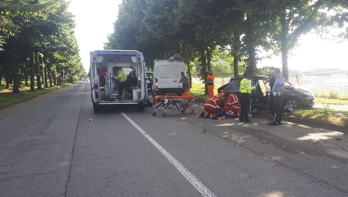 Furgone contro auto a Busto: tre giovani feriti e strada chiusa