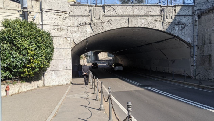 Il cavalcavia di Saronno da cui un uomo ha provato due volte a gettarsi nel vuoto in meno di 48 ore: entrambe le volte è stato salvato
