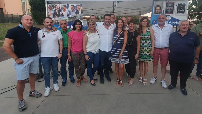 Salvini con i sindaci della Lega. Sotto, le foto scattate a Caronno e Arcisate Salvini con i sindaci della Lega. Sotto, le foto scattate a Caronno e Arcisate