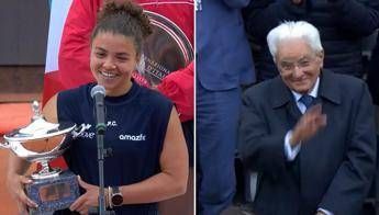 Paolini, trionfo a Roma dedicato a Mattarella: "Siamo riusciti a portarlo al Foro Italico" Paolini, trionfo a Roma dedicato a Mattarella: "Siamo riusciti a portarlo al Foro Italico"