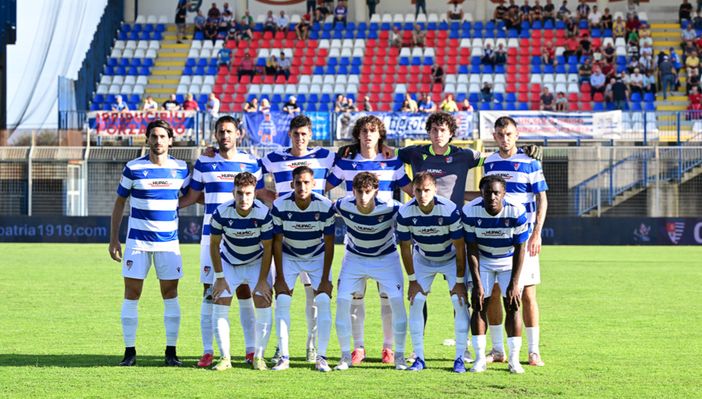L'undici iniziale della Pro Patria contro il Novara (foto Galbiati) L'undici iniziale della Pro Patria contro il Novara (foto Galbiati)