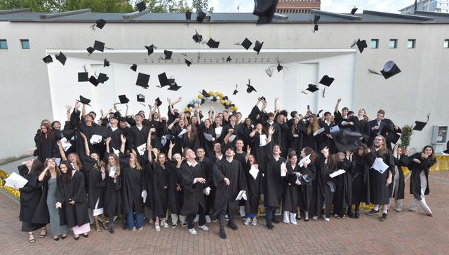 Quasi 200 neodiplomati Acof pronti a spiccare il volo: festa grande al Museo del Tessile Quasi 200 neodiplomati Acof pronti a spiccare il volo: festa grande al Museo del Tessile