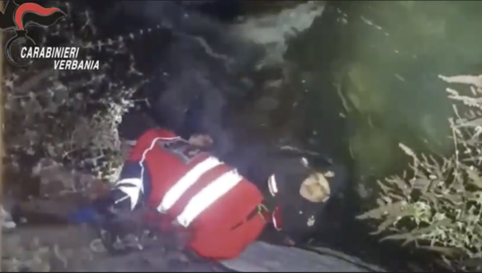 VIDEO - Tenta il suicidio gettandosi nel Toce, ventenne salvato da due Carabinieri