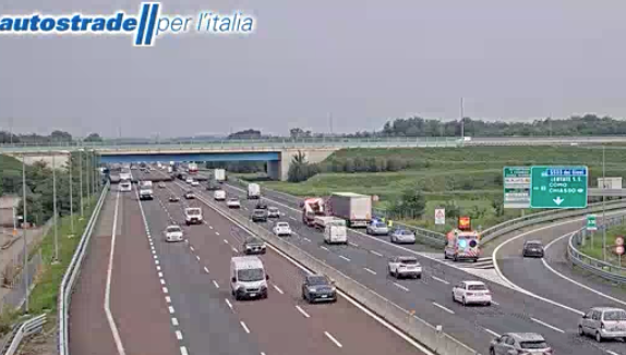 I soccorsi sul luogo dell'incidente (foto dalle webcam di Autostrade per l'Italia)