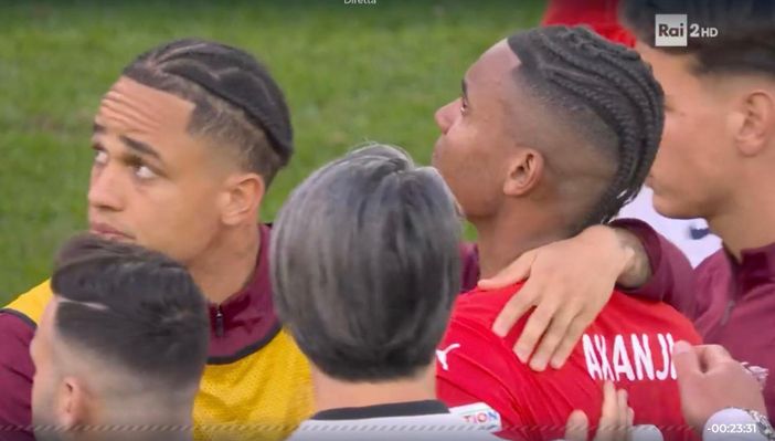 L'abbraccio finale di Yakim e dei compagni ad Akanji dopo l'eliminazione per il suo unico tiro fallito dal dischetto L'abbraccio finale di Yakim e dei compagni ad Akanji dopo l'eliminazione per il suo unico tiro fallito dal dischetto