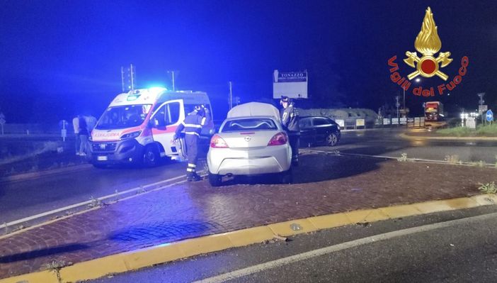 FOTO. Incidente alla rotonda sulla Varesina: tre persone soccorse a Venegono FOTO. Incidente alla rotonda sulla Varesina: tre persone soccorse a Venegono