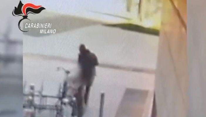 IL VIDEO. Milano: donna accoltellata, cinque secondi di follia. Si cerca aggressore in fuga