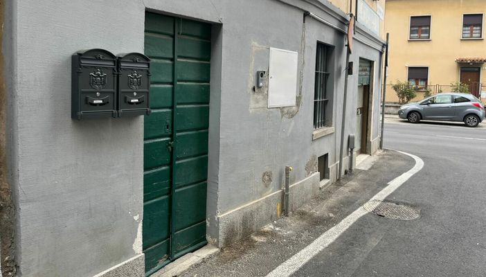 L'ingresso dell'abitazione della vittima in via Porro a Induno Olona dove si è consumata l'aggressione fatale