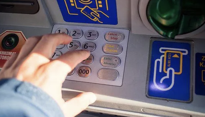 Saronno, truffa al bancomat: anziano derubato