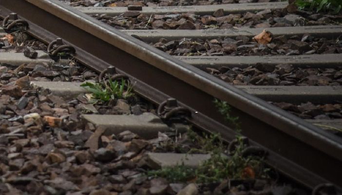 Tragedia nella notte a San Giorgio su Legnano: giovane di 24 anni muore urtato dal treno