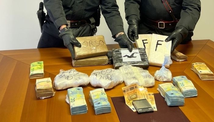 A passeggio con la cocaina per Castellanza. I carabinieri arrestano un uomo con 8 chili di droga A passeggio con la cocaina per Castellanza. I carabinieri arrestano un uomo con 8 chili di droga