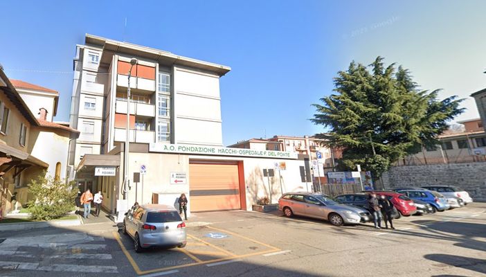 L'ingresso dell'ospedale Filippo Del Ponte L'ingresso dell'ospedale Filippo Del Ponte