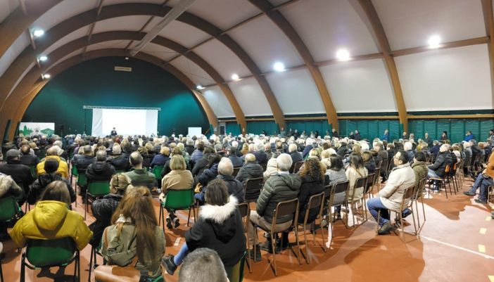 I sacchi azzurri fanno discutere anche a Beata Giuliana. Dubbi e tante obiezioni I sacchi azzurri fanno discutere anche a Beata Giuliana. Dubbi e tante obiezioni