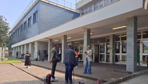 Accoltellò la prof in una scuola di Abbiategrasso, studente bocciato ed espulso ma la famiglia fa ricorso Accoltellò la prof in una scuola di Abbiategrasso, studente bocciato ed espulso ma la famiglia fa ricorso